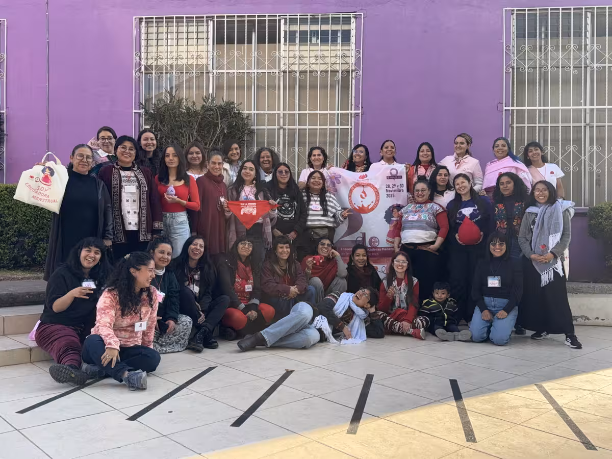 Grupo de mujeres participando en un taller formativo presencial sobre educación menstrual